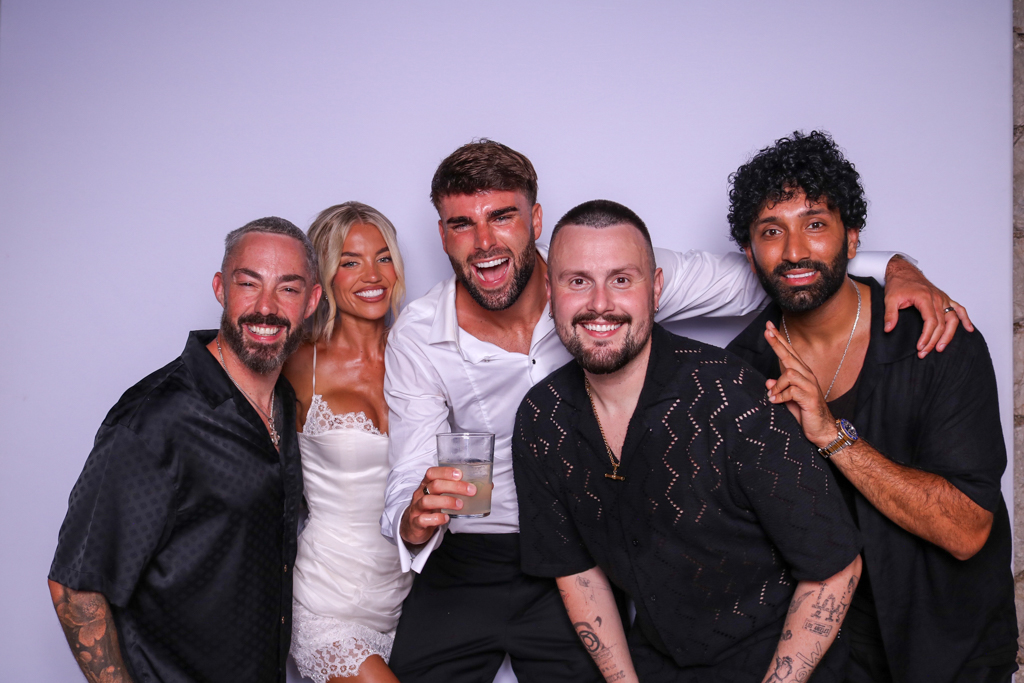 Molly y Tom celebrando su boda